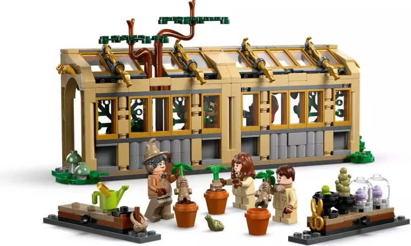Set LEGO Harry Potter 76445 Hogwarts Castle Herbology Class, 3 minifigura