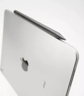 Stylus Adonit Fixed Graphite për Apple iPad, 20h bateri, USB-C, montim magnetik, 2 maja ndërruese, i zi