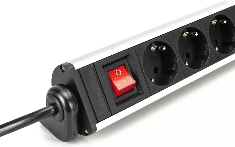 Rrymë shirit Digitus 6-porta me 3x USB, 1.5 m, e brendshme, Type F, alumini, e zezë, argjend