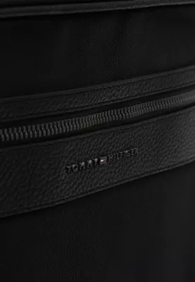 Çantë shpine për meshkuj Tommy Hilfiger TH Repreve AM0AM14443, e zezë