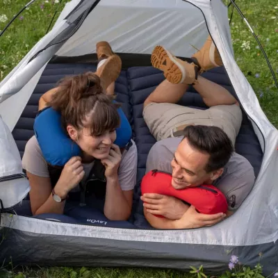 jastëk udhëtimi LayOn Travel Pillow, ergonomik, me xhep, 25×14×12 cm, blu