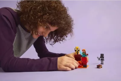 Lego Minecraft set për fëmijë