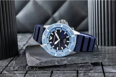 Orë dore për meshkuj Emporio Armani World Explorer Solar AR11785, blu e argjendtë, me kuti
