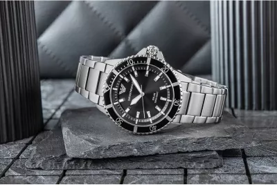 Orë dore meshkujsh Emporio Armani World Explorer AR11787, e zezë/argjendtë, set me kuti