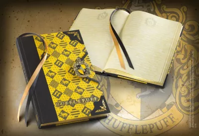 Fletore NOBLE COLLECTION Harry Potter Hufflepuff, me kapëse metalike, e zezë/verdhe