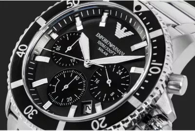 Orë dore meshkujsh Emporio Armani World Explorer AR11739, e zezë/argjendtë, set me kuti