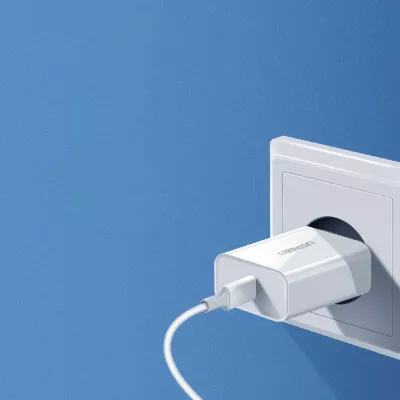 Karikues Ugreen CD137 18W 1x USB-C PD/QC 3A argjendtë/bardhë