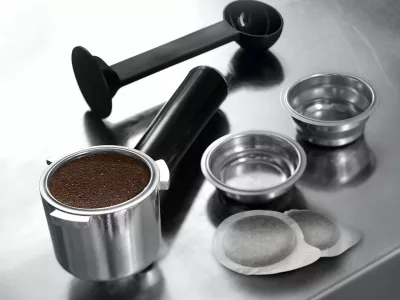Aparat kafeje DeLonghi Dedica EC685.R, gjysmë automatik, ngjyrë e kuqe