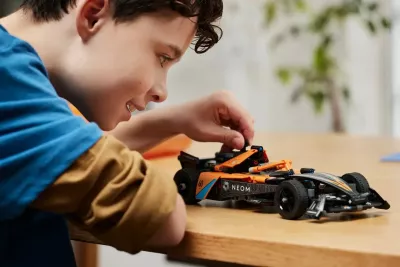 Set LEGO Technic 42169, NEOM McLaren Formula E, për fëmijë 9+, Portokalli
