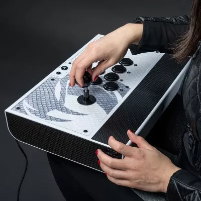 Arcade stick Nacon Daija për PS5, SANWA butona, USB-C, 3 m kabllo, bardhë/zi, set me 2 koka shkopi + vegla