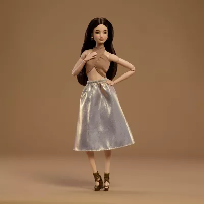 Lalkë koleksionuese Barbie Mattel Signature Basics Model 06 (JJX25), Made to Move, me bazë dhe certifikatë, ari/bezhë
