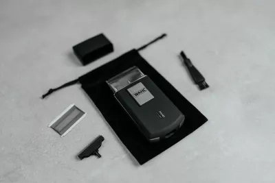 Makinë rroje Wahl Travel Shaver 03615-1016, folje, me bateri 45 min, karikim 480 min, set me qese + fletë prerëse rezervë + brushë pastrimi, e zezë