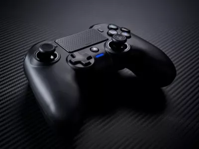 Kontroller wireless Nacon PS4 Asymmetric, deri 7 orë bateri, prizë 3.5mm, i zi