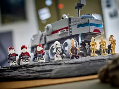 Set LEGO Star Wars Republic Juggernaut 75413 me 8 minifigura
