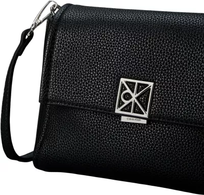 Çantë crossbody për femra Calvin Klein Emblem HW Pebble LV04F3511G, e zezë