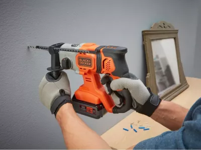 Trapan çekiç me bateri Black&Decker BCD900M1K 18V SDS+ 4.0Ah, set me bateri, karikues dhe valixhe