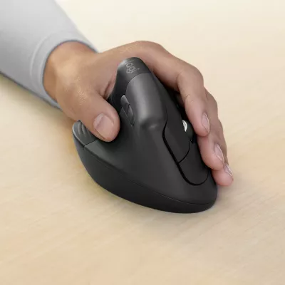 Maus Logitech Lift Vertical Ergonomic për Biznes, Majtas, Dizajn Vertikal, RF Wireless + Bluetooth, 4000 DPI, Grafit