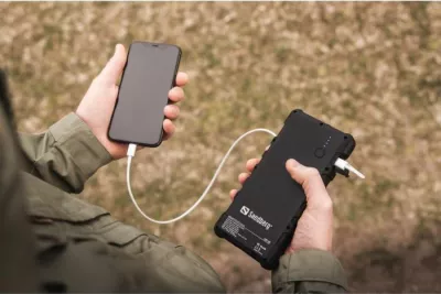 Powerbank solar SANDBERG Outdoor Solar 420-38 24000 mAh IP67 USB-C PD/QC 3.0, e zezë, set me kabllo USB-C + MicroUSB + karabiner