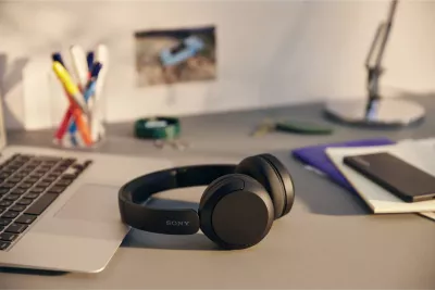 Kufje on-ear pa tela me Bluetooth, Sony WH-CH520, mikrofon, DSEE, EQ në aplikacion, bateri e gjatë, të zeza