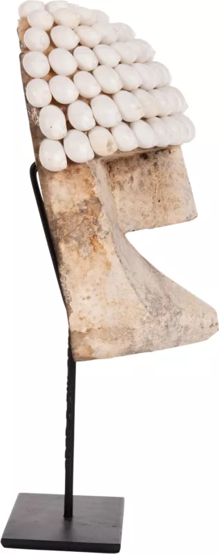 Dekor tavoline, fytyrë prej druri dhe guaskash, në qëndrim metalik të zi, FH4314, 16x11x32H cm