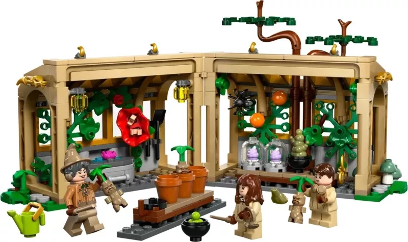 Set LEGO Harry Potter 76445 Hogwarts Castle Herbology Class, 3 minifigura