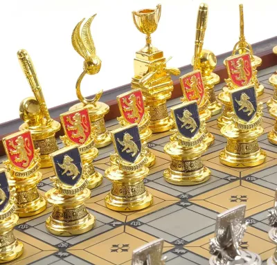 Set shahu NOBLE COLLECTION Harry Potter Quidditch Chess, 34 cm, 4 sete figurash (argjend/ari)